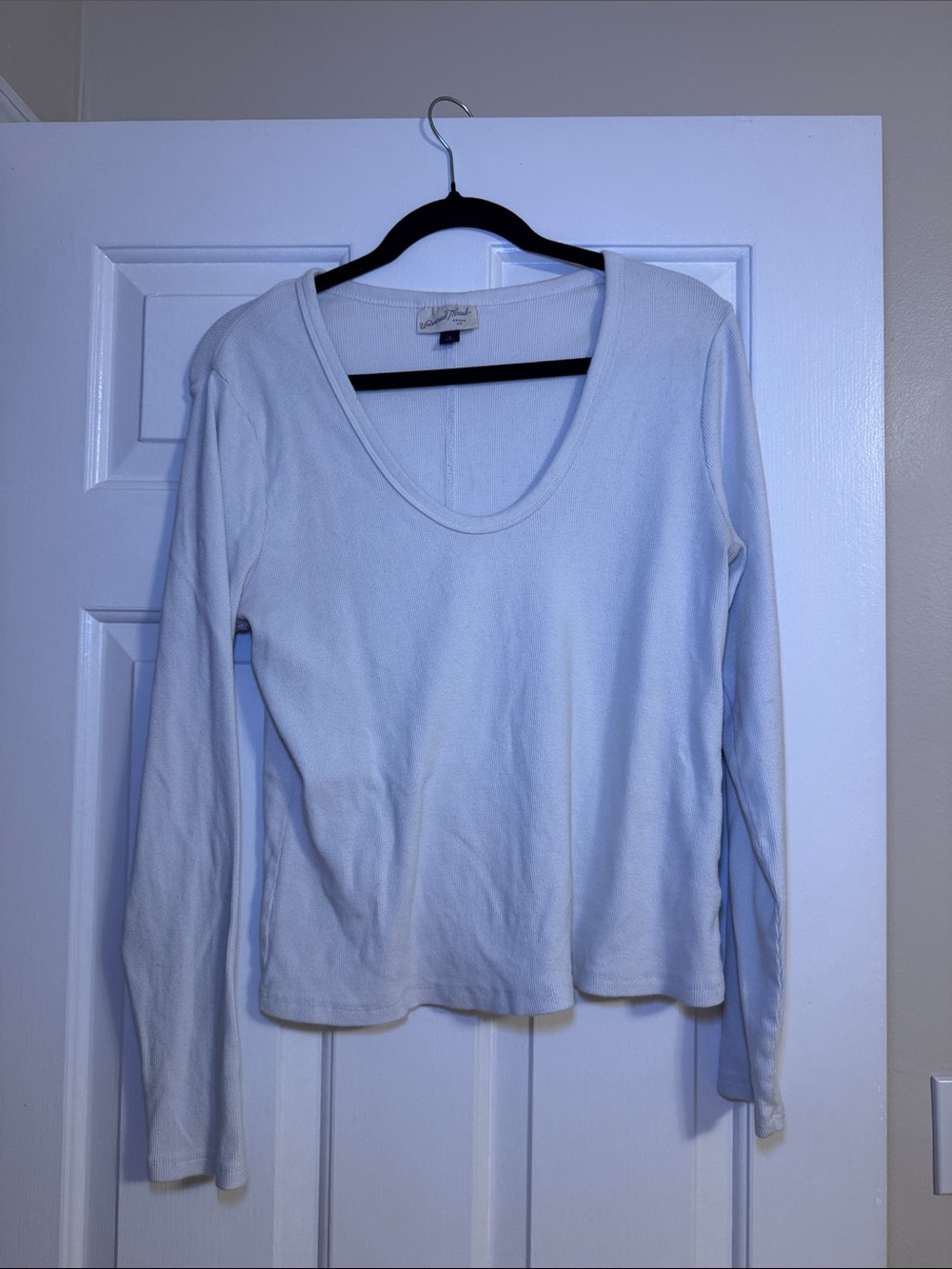 Universal Thread White Scoop-Neck Long Sleeve Tee